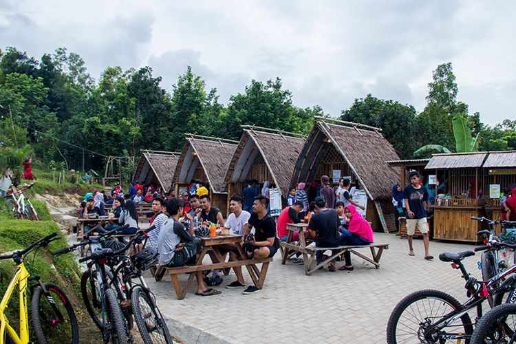 Deretan warung makan di Puncak Sosok, Bantul.