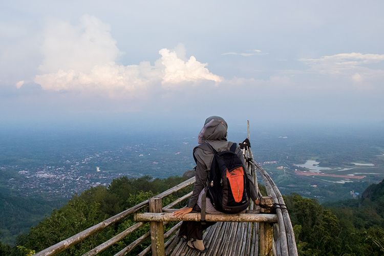 Ornamen perahu terbang di Soko Gunung, Wonogiri.