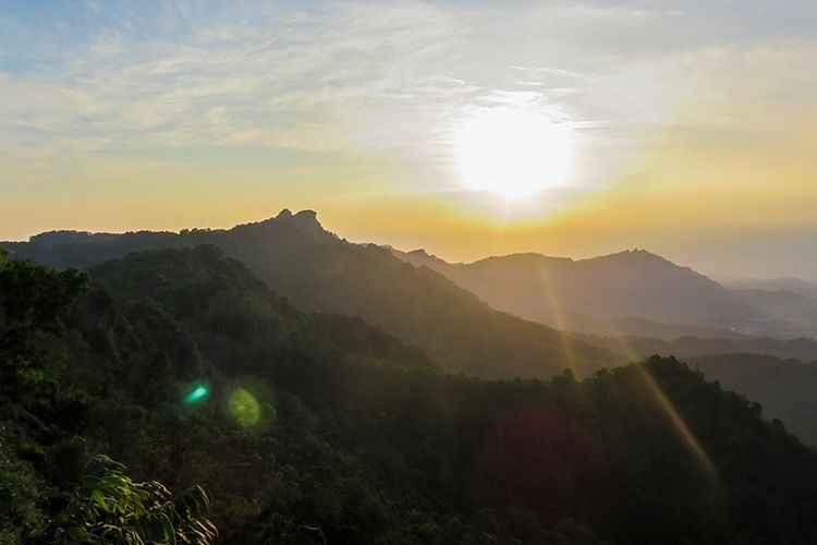 Keindahan momen sore Hari di Soko Gunung, Wonogiri ketika cuaca cerah.