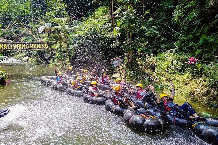 Peserta river tubing di Kalipringkuning, Karanganyar sebelum berangkat.