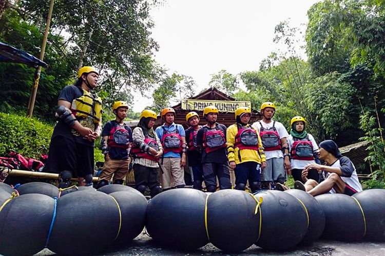 Peserta river tubing melakukan briefing sebelum beraksi.