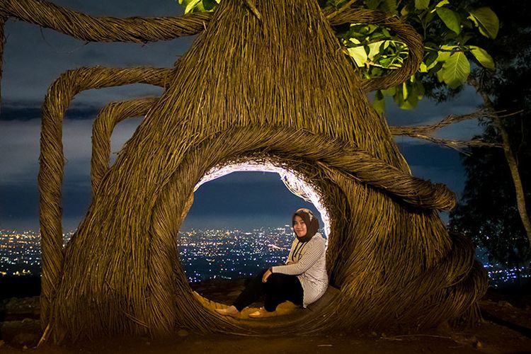 Foto Malam di Pinus Pengger, Bantul.