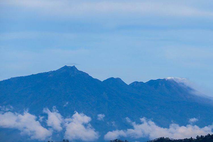 Gunung Arjuno-Welirang dilihat dari Puncak B29 Lumajang. Puncak di kiri (tertinggi) adalah Puncak Gunung Arjuno, sementara puncak sebelah kanan yang mengeluarkan asap adalah Puncak Gunung Welirang.