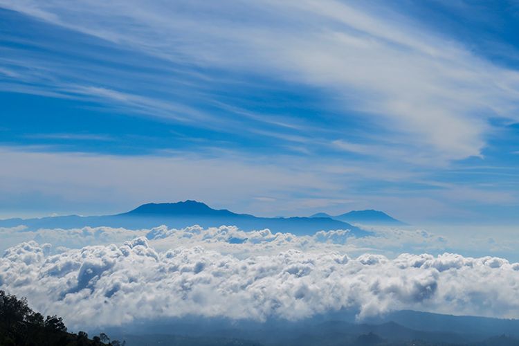 Gunung Argopuro dan Raung di ufuk timur dilihat dari Puncak B29 Lumajang.