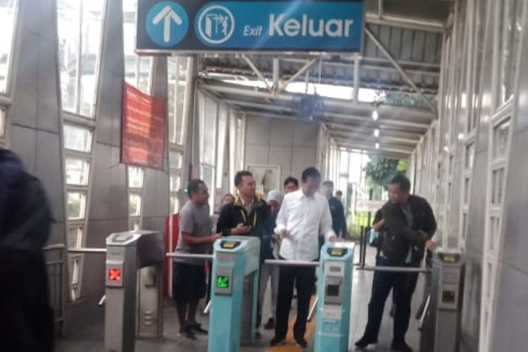 Presiden Jokowi melakukan tap di Stasiun Tanjung Barat, Jakarta Selatan, untuk masuk ke dalam stasiun, Rabu (6/3/2019). Jokowi naik kereta Commuterline jurusan Bogor untuk pulang ke Istana Bogor.