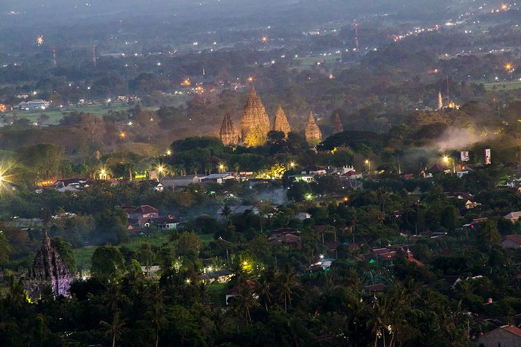 Panorama Candi Prambanan dan Candi Sojiwan dari Spot Riyadi.