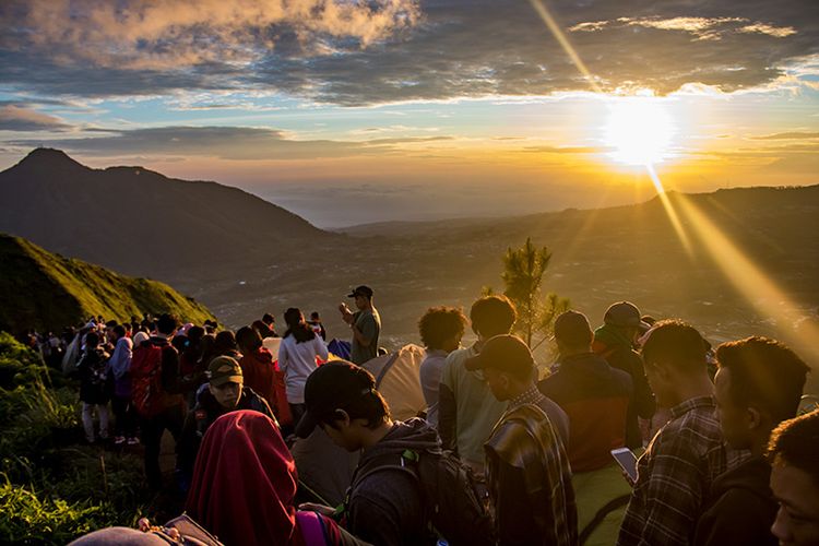 Suasana pagi di puncak Gunung Andong yang ramai oleh pendaki. (10/03/2019)