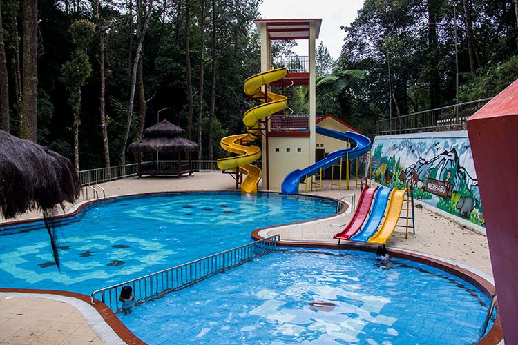 Kolam renang di kawasan Air Terjun Umbul Songo, Kabupaten Semarang.