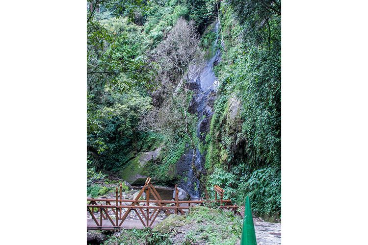 Air Terjun Umbul Songo yang alirannya Kecil.