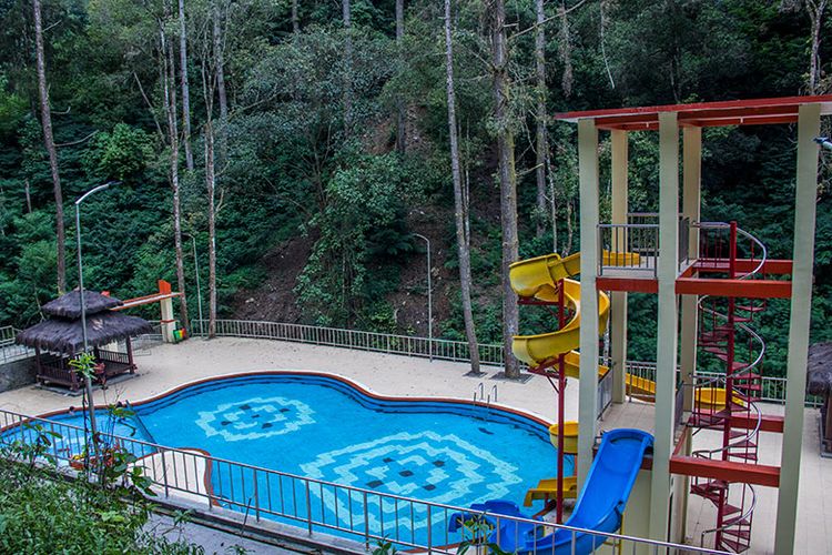 Perosotan melingkar di kolam renang kawasan Air Terjun Umbul Songo.