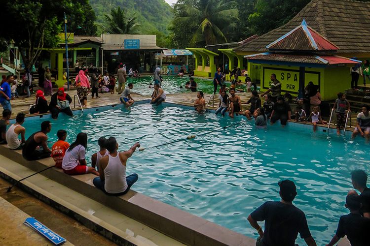 Pemandian Air Hangat Tirta Husada di Pacitan.