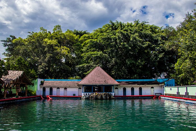 Umbul Temanten di Kawasan Umbul Pengging, Boyolali yang dua sisinya sekilas mirip.