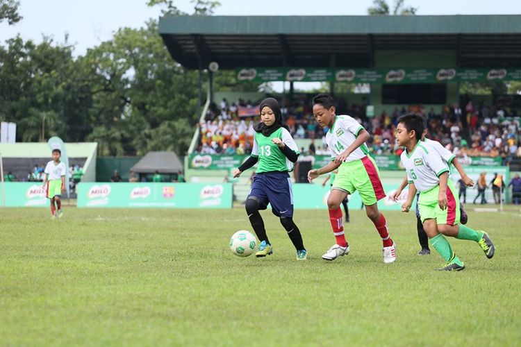 asana pertandingan babak penyisihan final regional MILO Football Championship Surabaya 2019 di Lapangan Kodam V Brawijaya Surabaya Sabtu  (23/3). 