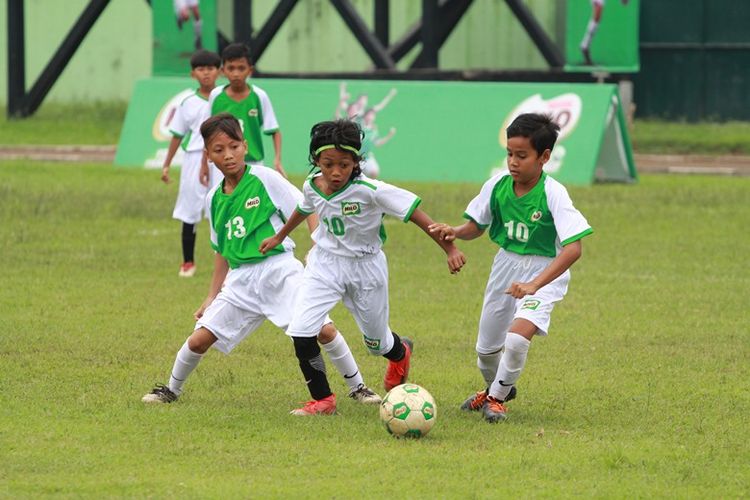  Pertandingan final MILO Football Championship Surabaya berlangsung sengit, namun SDN Bandung Rejosari 1 Malang berhasil meraih poin di babak kedua, mengalahkan SD Sekolah Alam Insan Mulia Surabaya dengan skor 1-0 di Lapangan Sepakbola Kodam V Brawijaya Surabaya. 