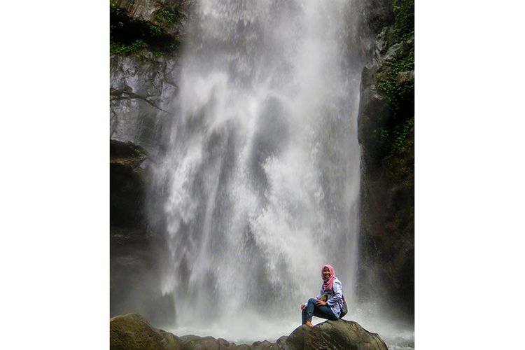 Wisatawan berfoto di depan Air Terjun Kedung Kayang.