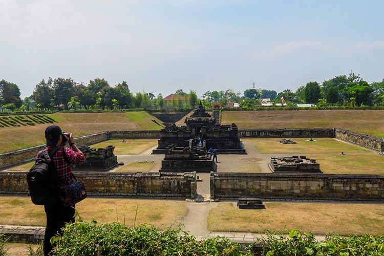 Candi Sambisari saat musim kemarau dengan rerumputan yang mengering.