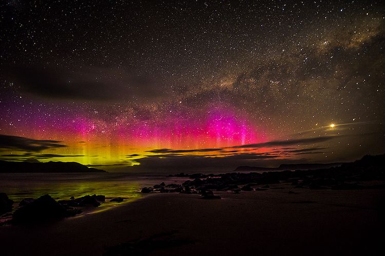 Aurora Selatan/Australis Dilihat dari Cloudy Bay, Tasmania.