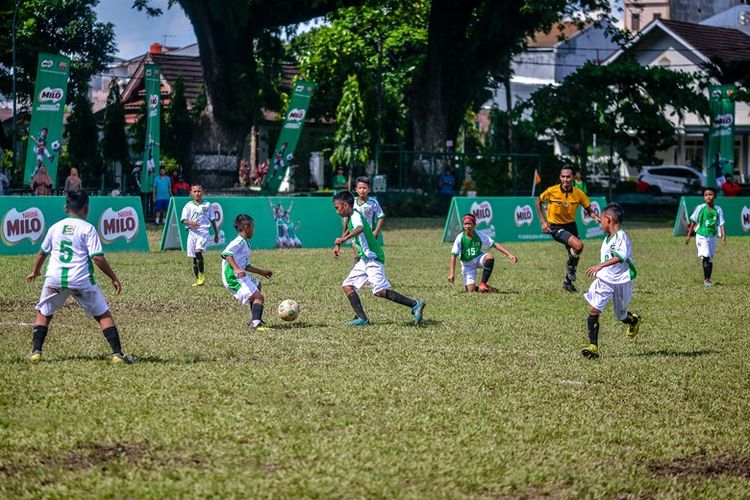 Pertandingan babak final regional MILO Football Championship Makassar 2019 antara SDN 133 Inpres Talawe Maros dan SDN 112 Belajen Enrekang di Lapangan Hasanuddin, Makassar, berlangsung seru. 
