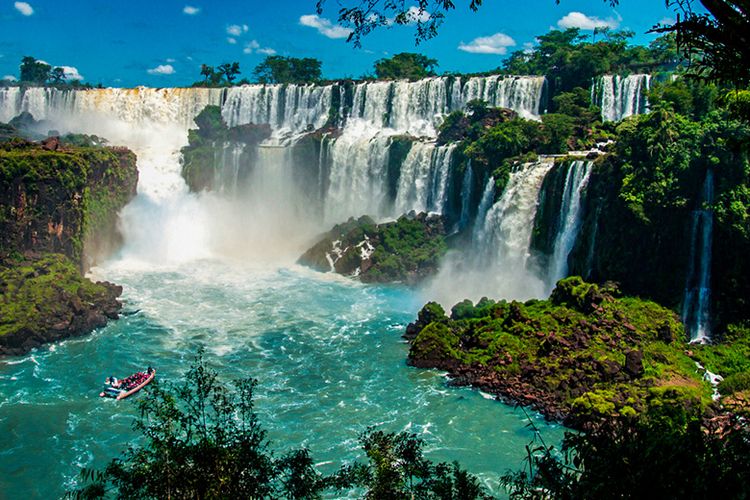 Air Terjun Iguazu di perbatasan Brazil dengan Argentina.
