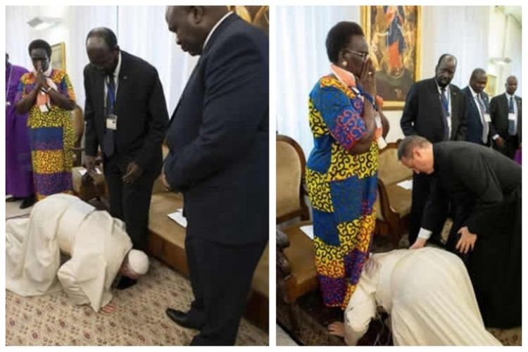 Paus Fransiskus mencium kaki para pemimpin Sudan Selatan di Vatikan, Kamis (11/4/2019). Paus meminta para pemimpin Sudan Selatan yang bertikai menghentikan perang saudara yang telah menewaskan ratusan ribu orang.