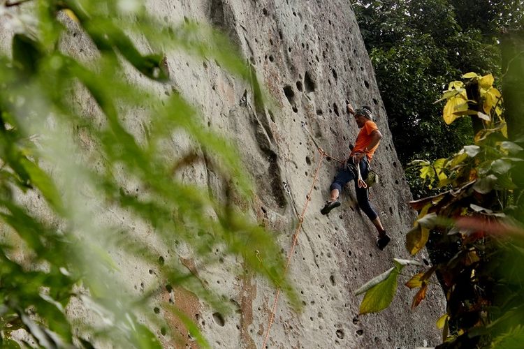 Anggota organisasi Mahasiswa Pencinta Alam Universitas Indonesia (Mapala UI) sedang memanjat di jalur Sons of Bongkok tebing Gunung Bongkok, Desa Sukamulya, Kecamatan Tegal Waru, Kabupaten Purwakarta, Jawa Barat, Minggu (14/4/2019). Gunung Bongkok merupakan salah satu titik wisata panjat tebing di Jawa Barat.