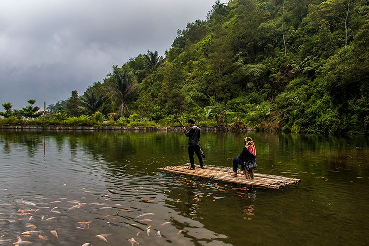 Naik sampan di Telaga Muncar, Wonogiri.