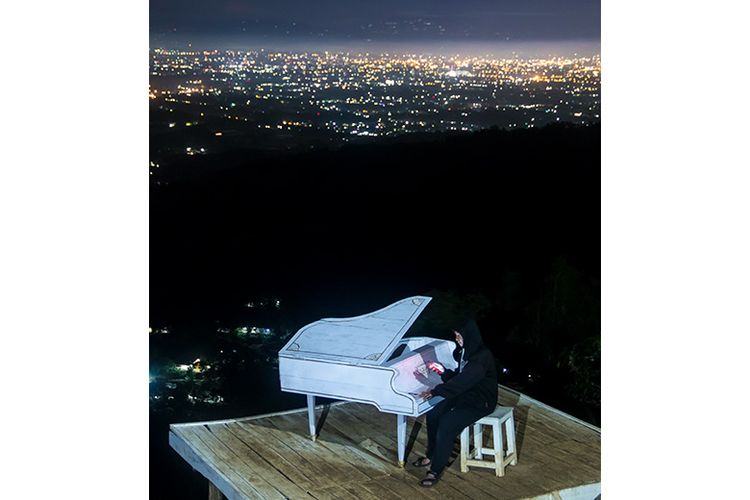 Foto Malam di Piano Langit Wisata Pintoe Langit Dahromo, Bantul.