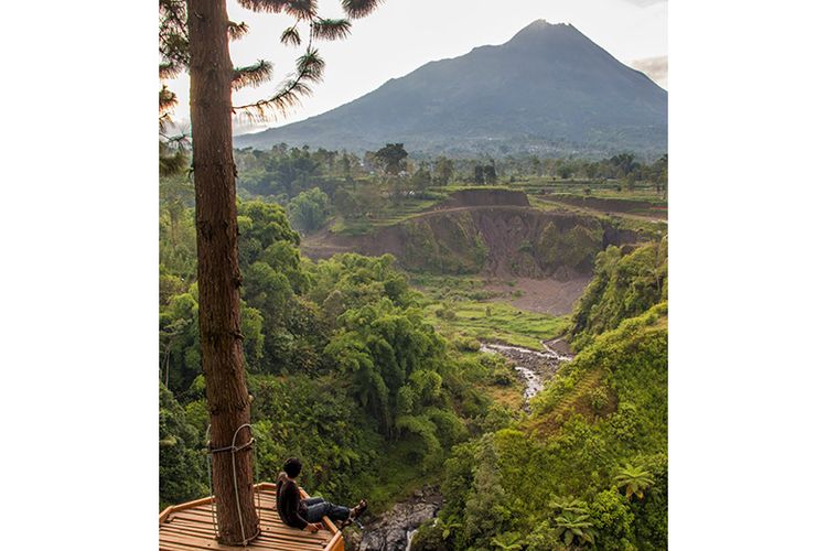 Gunung Merapi dilihat dari Spot Panorama Air Terjun Kedung Kayang Magelang.