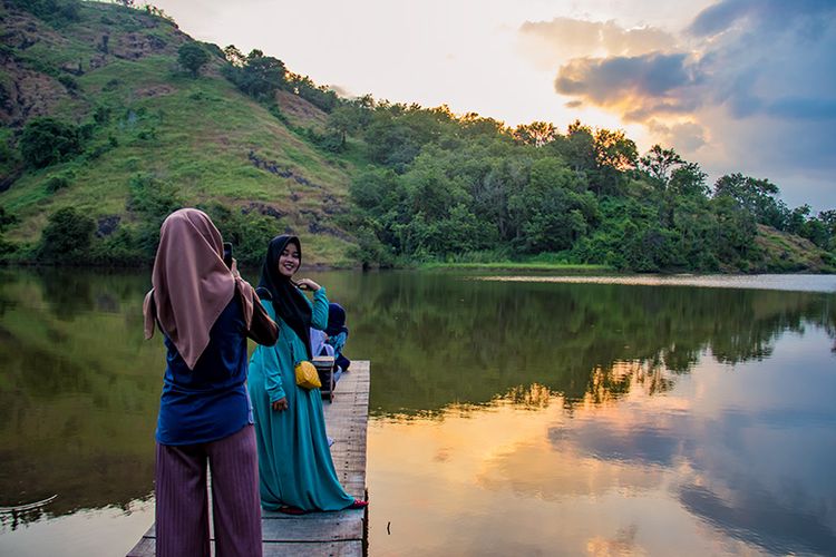 Pengunjung berfoto di Telaga Claket Wonogiri.