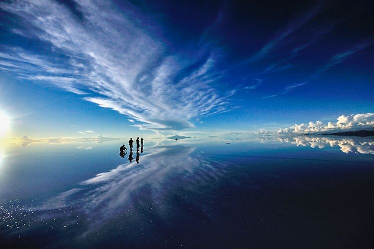 Fenomena cermin langit raksasa di Salar de Uyuni, Bolivia.