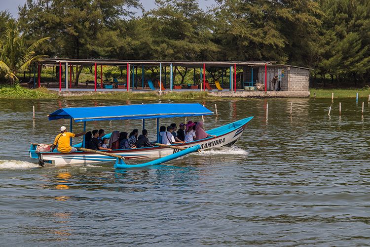 Perahu Wisata di Pantai Glagah, Kulon Progo.