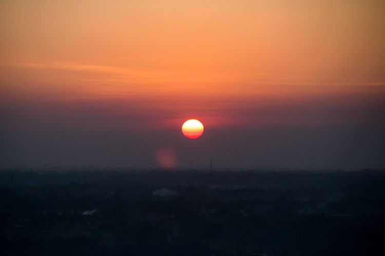 Momen sunrise berupa matahari yang bulat sempurna di ufuk timur