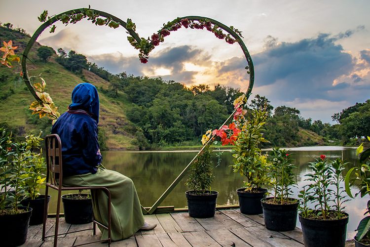 Salah satu spot foto di Telaga Claket Wonogiri.