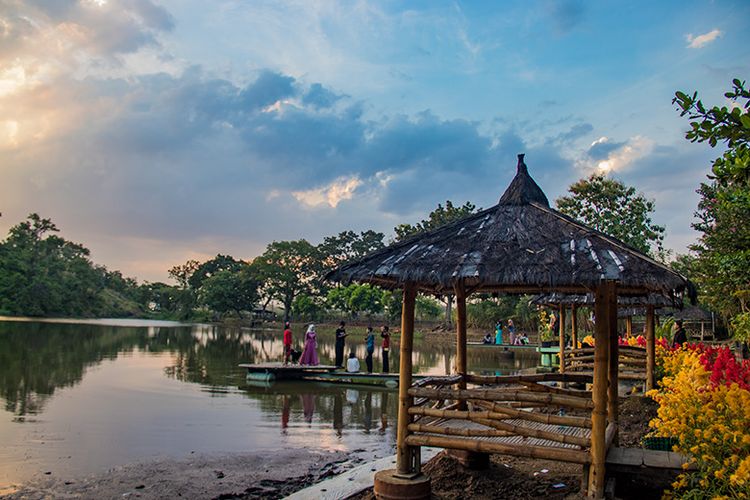 Saung di tepian Telaga Claket Wonogiri.