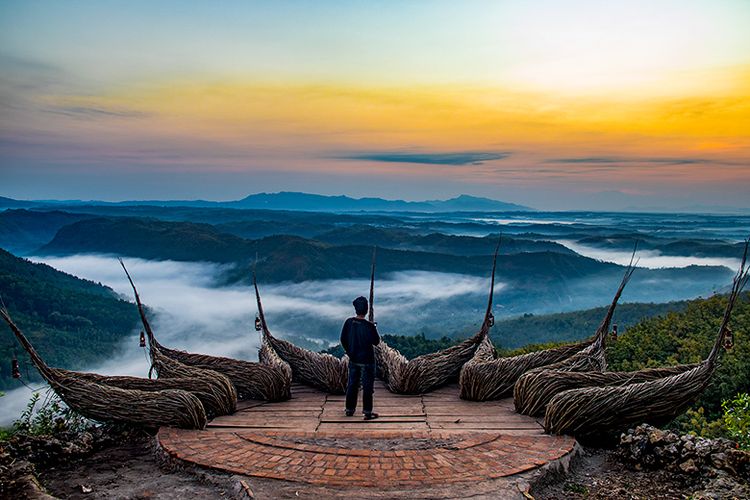 Menjelang Matahari Terbit di Geoforest Watu Payung Turunan Gunung Kidul.