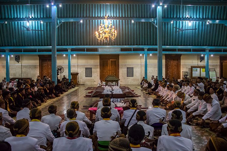 Jalannya Malam Selikuran di Masjid Agung Surakarta.