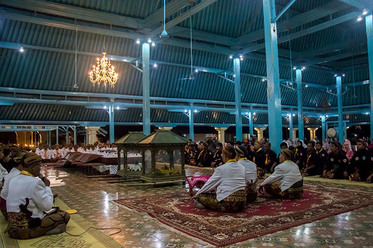 Malam Selikuran di Masjid Agung Surakarta.