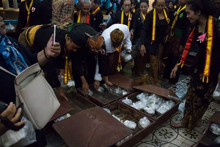 Nasi Tumpeng Malam Selikuran Keraton Surakarta yang Dibagikan Kepada Peserta Kirab dan Masyarakat.