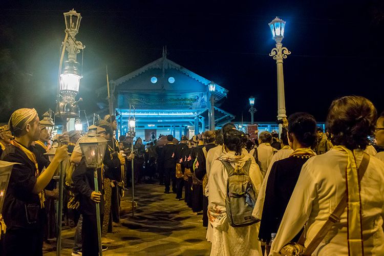 Peserta Kirab Malam Selikuran Keraton Surakarta Memasuki Masjid Agung.