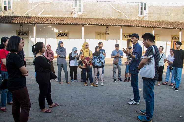 Para peserta Jelajah Kawasan Ndalem Pangeran mendapat penjelasan seputar Ndalem Sasana Mulya.