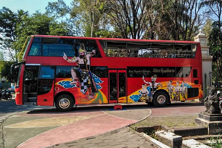 Bus tingkat Werkudara yang akan membawa wisatawan keliling Kota Solo.