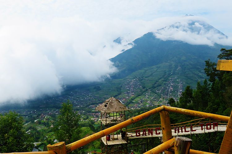 Gancik Hilltop di Boyolali dengan latar belakang panorama Gunung Merapi