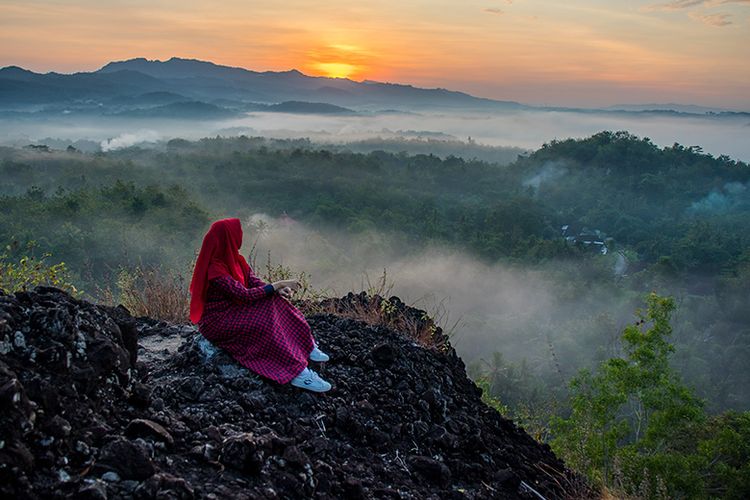 Keindahan Matahari Terbit di Gunung Ireng, Yogyakarta.