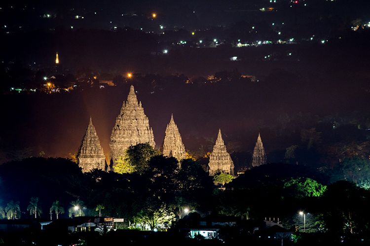 Candi Prambanan di malam hari dari Spot Riyadi, Sleman, Yogyakarta.