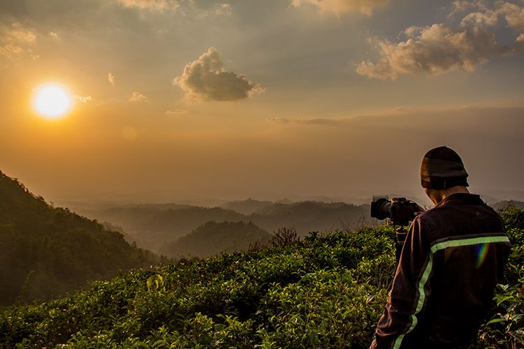 Seorang fotografer memotret menggunakan filter GND di Kebun Teh Kemuning, Karanganyar.