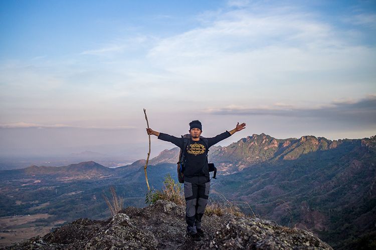Seorang pendaki berdiri di puncak Gunung Gajah Mungkur, Sukoharjo, Jawa Tengah.