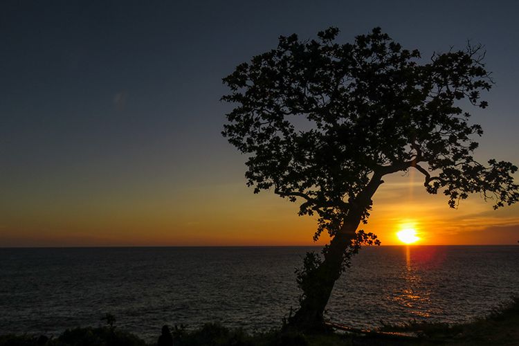Keindahan momen matahari terbenam di Tanjung Kesirat, Gunungkidul.