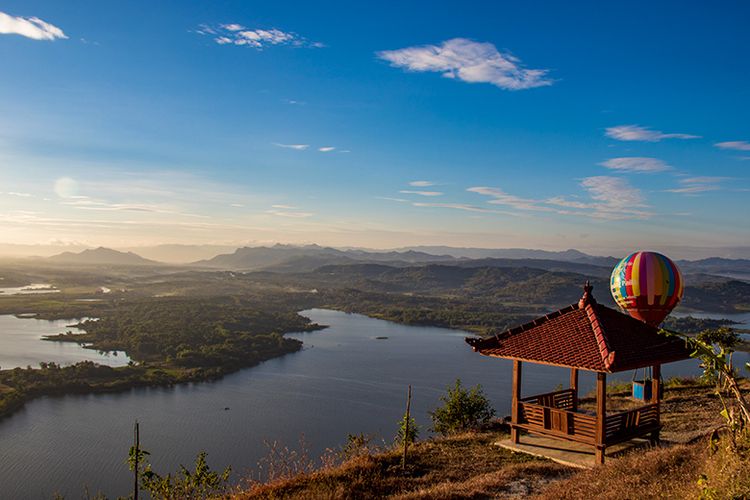 Saung dan ornamen balon udara di Watu Cenik Wonogiri dengan latar belakang pemandangan Waduk Gajah Mungkur dari ketiggian sekitar 300 mdpl.