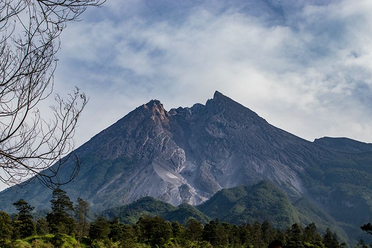 Puncak Gunung Merapi Dilihat dari Wisata Kali Talang, Klaten.