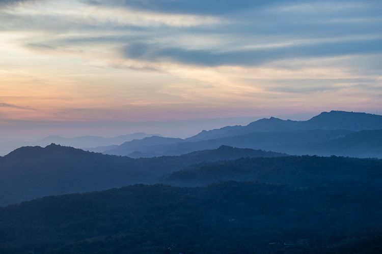 Barisan Pegunungan Kawasan Gunungkidul Dilihat dari Selo Langit atau Watu Payung Prambanan.